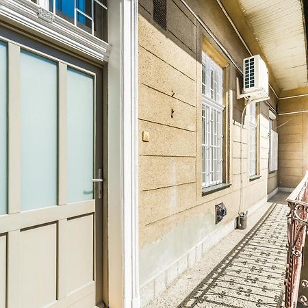 Sun-Splashed Retreat In The Heart Of A Vibrant Quarter ブダペスト エクステリア 写真