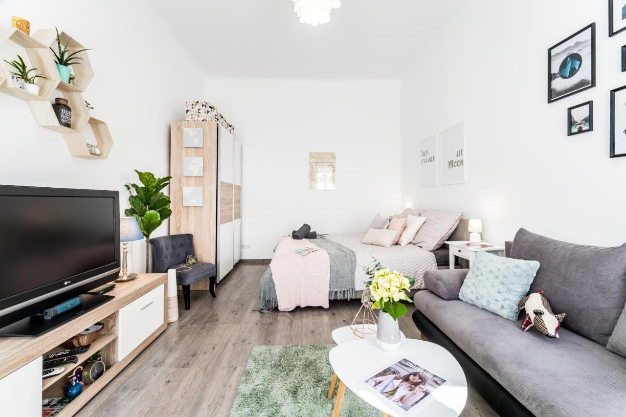 Sun-Splashed Retreat In The Heart Of A Vibrant Quarter ブダペスト エクステリア 写真