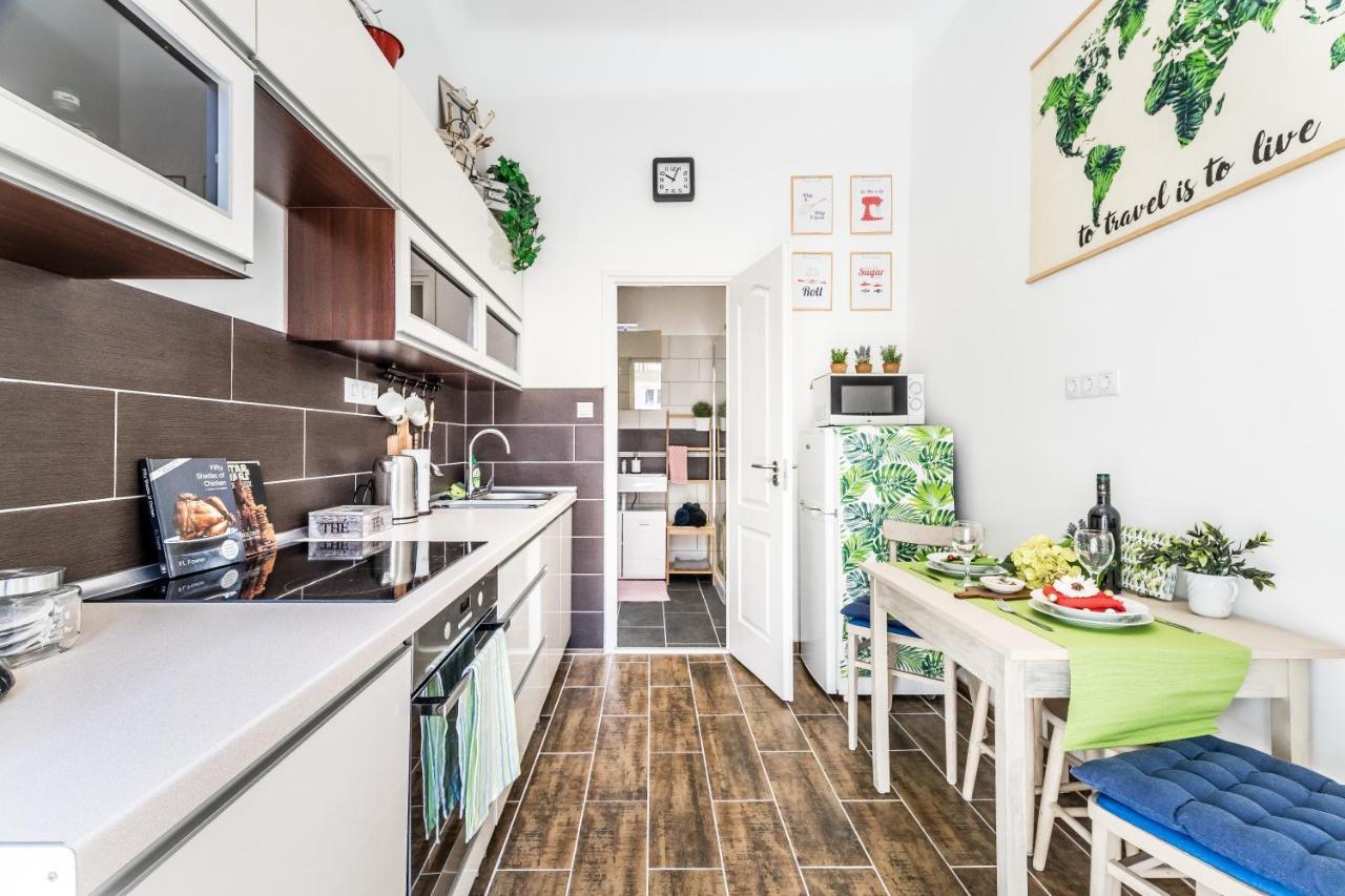 Sun-Splashed Retreat In The Heart Of A Vibrant Quarter ブダペスト エクステリア 写真