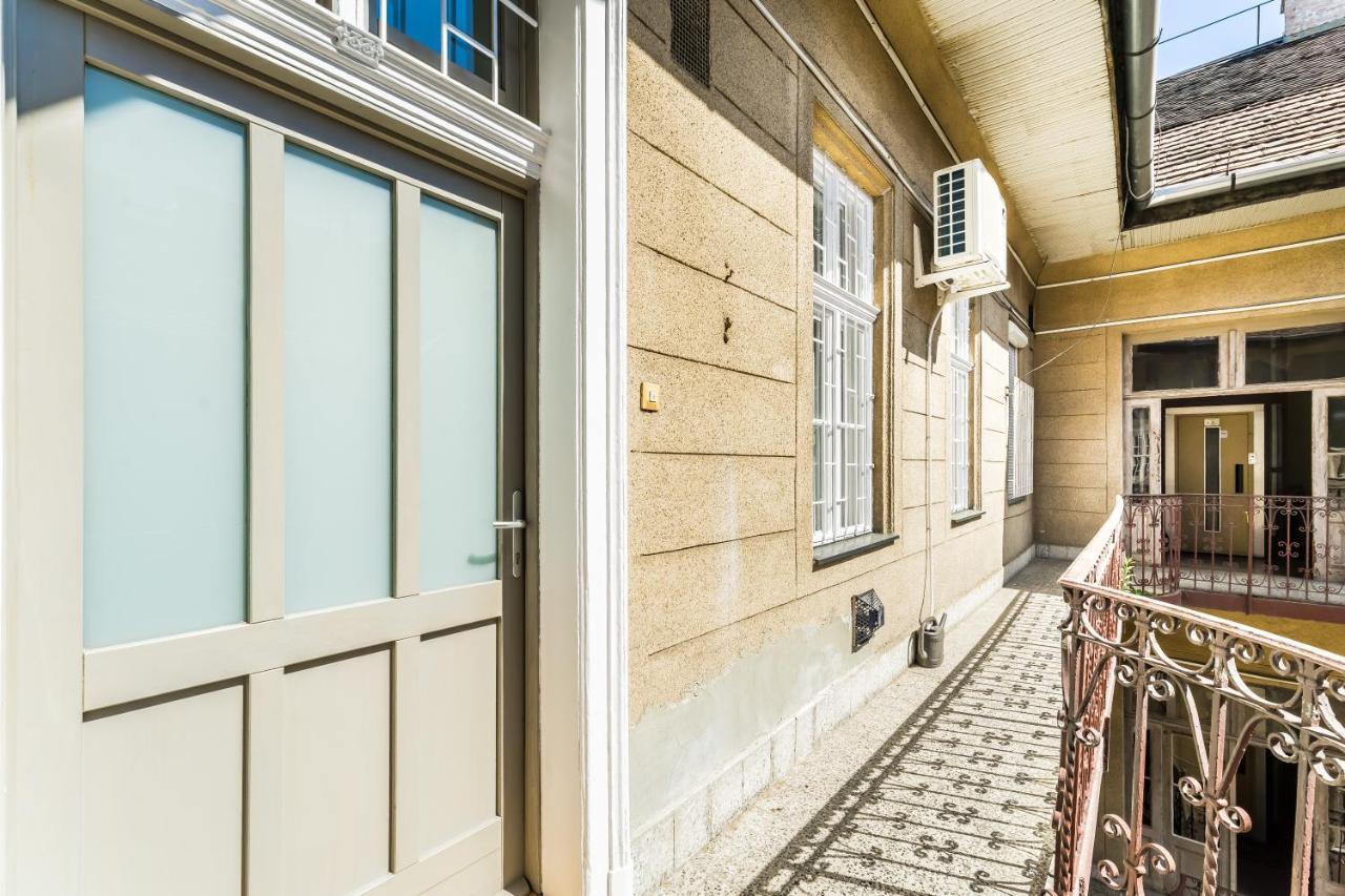 Sun-Splashed Retreat In The Heart Of A Vibrant Quarter ブダペスト エクステリア 写真