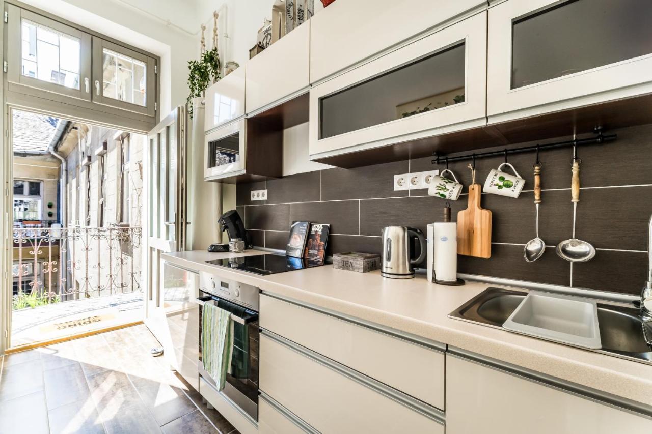 Sun-Splashed Retreat In The Heart Of A Vibrant Quarter ブダペスト エクステリア 写真