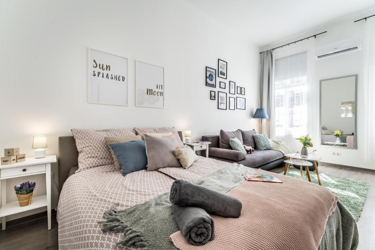 Sun-Splashed Retreat In The Heart Of A Vibrant Quarter ブダペスト エクステリア 写真
