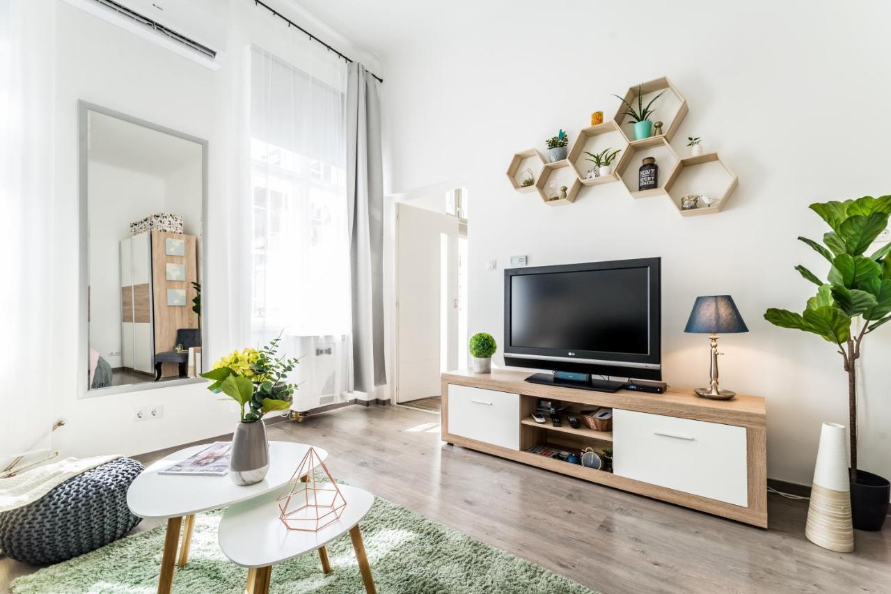 Sun-Splashed Retreat In The Heart Of A Vibrant Quarter ブダペスト エクステリア 写真