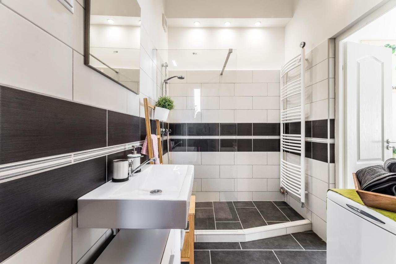 Sun-Splashed Retreat In The Heart Of A Vibrant Quarter ブダペスト エクステリア 写真
