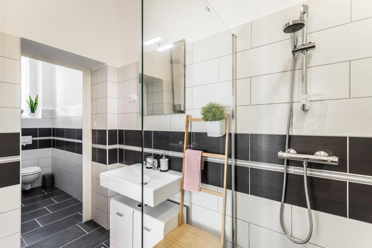 Sun-Splashed Retreat In The Heart Of A Vibrant Quarter ブダペスト エクステリア 写真