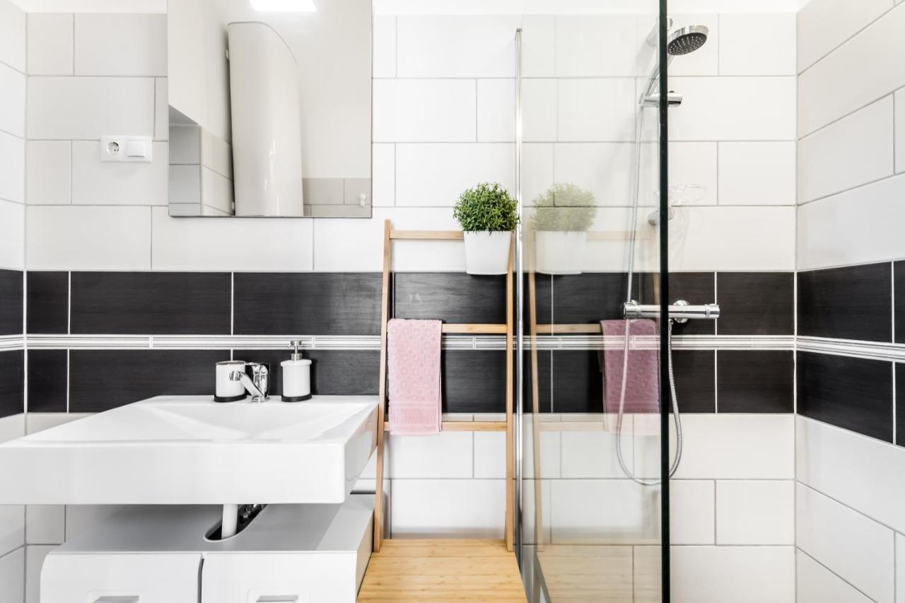 Sun-Splashed Retreat In The Heart Of A Vibrant Quarter ブダペスト エクステリア 写真